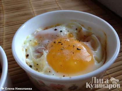 По вкусу посыпаем яйца-кокот свежемолотым черным перцем.  Подаем яйца-кокот горячими с чайной ложечкой и свежим тостом.