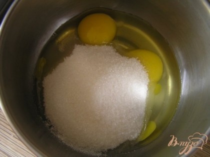 Яйца взбить с сахаром до пышной массы,