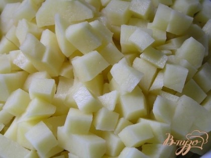 Картофель нарезать кубиками опустить в кипящую воду (около 3х л)