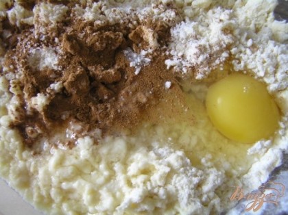 Сливочное масло порубить с мукой в крошку, добавить сахарную пудру, яйцо, соль и корицу.