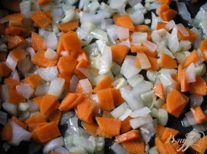 На оливковом масле обжарить мелко нарезанный лук и чеснок, добавить нарезанную морковь, готовить 10 минут.