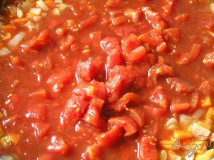 Затем добавить томаты, накрыть крышкой и тушить еще 15 минут.