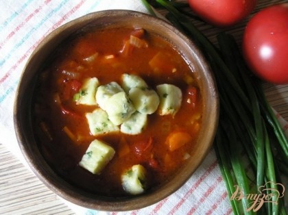 Готово! Вынуть шумовкой, обсушить и подавать с томатным супом.
