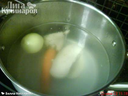 Помыть курицу, залить водой, снять пену, добавить почищенные морковь и лук. Варить 30 мин.