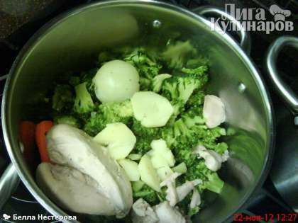 К курице добавить очищенный и порезанный картофель. Варить еще минут 15. В отдельной кастрюле соединить брокколи, отварные овощи, мясо курицы