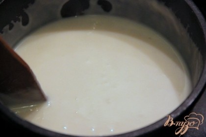 постепенно, маленькими порциями подливать молоко и ...интенсивно мешать, пока соус  не достигнет "бархатной" консистенции ( соус должен быть, как на блинчики)Посолить и померчить.