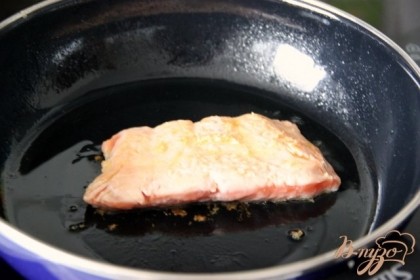 Филе лосося обжарить на слегка смазанной маслом сковороде на среднем огне, по 3-4 минуты с каждой стороны. Остудить. Размять вилкой.