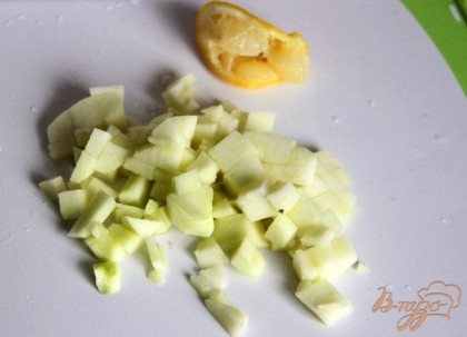 Яблоко очистить, нарезать мелкими кубиками. Сбрызнуть лимонным соком.