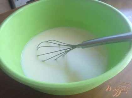 Яйца взбить с молоком, 2 ст л сметаны, сахаром, солью.Дрожжи раствориьт в 1 ст л тёплой воды. Добавить к яично-молочной смеси.