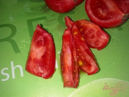 Дольками нарезаем помидор