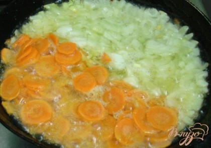 Лук и морковь жарим на подсолнечном масле.