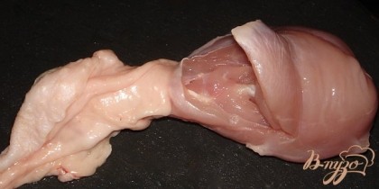 Отделить кожу от мяса(так, как показано на фото). Срезать мясо с косточки