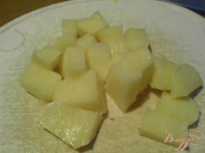 Картофель очистить, вымыть и нарезать кубиками. Через 15-20 минут добавить в кастрюлю картофель.
