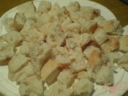 Белый хлеб нарезать кубиками и обжарить на жире, оставшемся после жарки бекона.