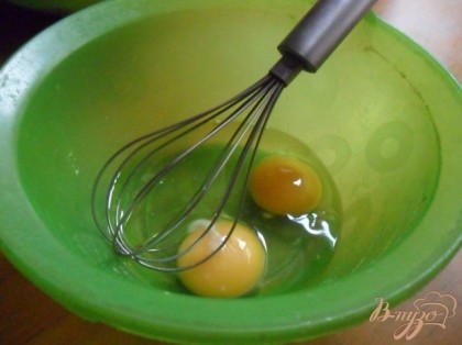 Яйца взбить с растительным масло, солью, сахаром.