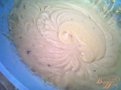 В самом конце, постепенно вводим йогурт, и доводим тесто до состояния густой сметаны.