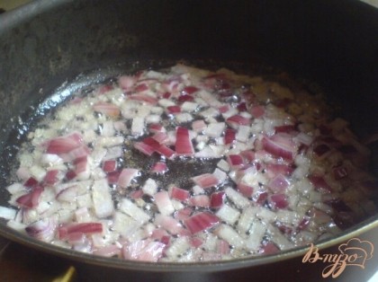 В сотейнике растопить сливочное масло, добавить оливковое и обжарить до мягкости лук.