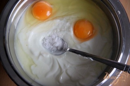 В натуральный йогурт добавляем соду,  яйцо,