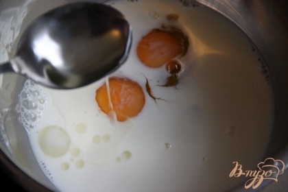 В отдельной миске взбить яйца с молоком и 1 ст.л. растительного масла.