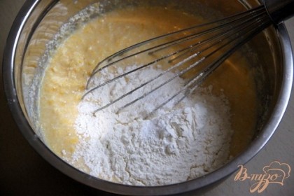 Соединить яично-молочну. смесь, протёртую кукурузу с натёртым сыром. Добавить муку и разрыхлитель, соль, перец тщательно перемешать.
