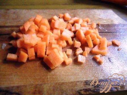 Очищенную морковь также нарезать кубиками. Добавиь в кастрюлю к картофелю.