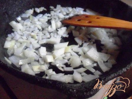 Очищенный репчатый лук нарезать кубиками.На сковороде разогреть растительное масло и обжарить на нём лук до золотистого цвета. Лук переложить в кастрюлю. Посолить суп