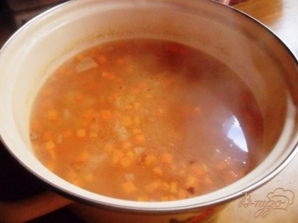 Суп снять с огня. Часть овощей растолочь в пюре.