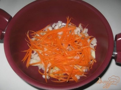Морковь трем на терке или режем соломкой. Лук мелко режем. Наливаем растительное масло и тушим минут 5-7.