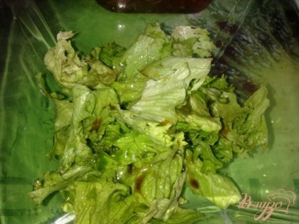 Поливаем салатные листья по вкусу соевым соусом и оливковым маслом