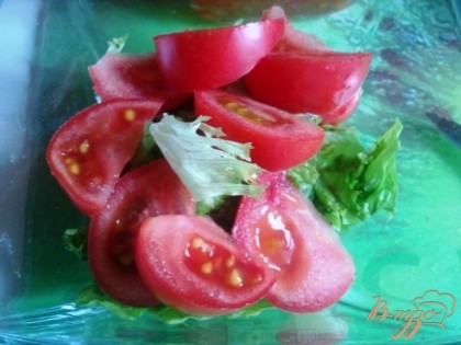 Нарезаем ломтиками помидор и выкладываем на салат.