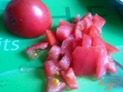 Нарезаем мелким кубиком помидоры, лучше брать мясистые.