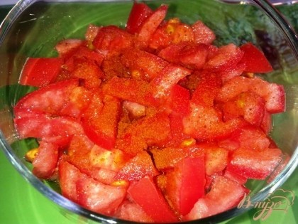 Выкладываем помидоры в порционный салатник и посыпаем паприкой.