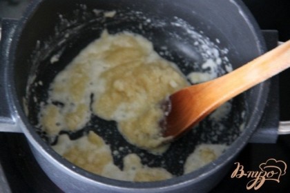 В это время сварить соус бешамель: сливочное масло слегка подогреть, добавить муку и быстро вмешивать муку в масло, до однородности массы.
