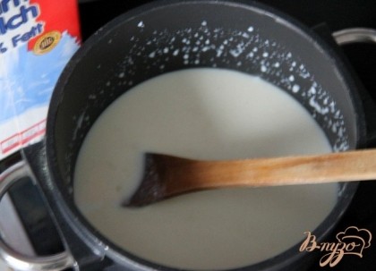 Мааааленькими порциями добавлять молоко и постоянно мешая, растворять в нём масляно-мучную  смесь