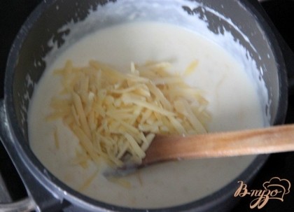 Когда соус станет бархатным, снять с плиты, добавить половину натёртого сыра и расплавить его в соусе, приправить солью и перцем.