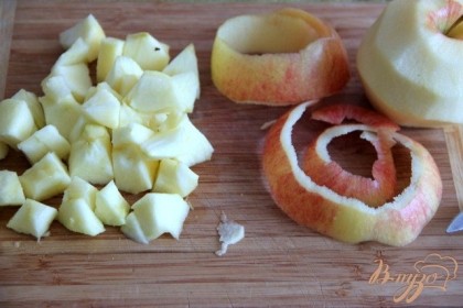Очистить и нарезать кубиками яблоки.