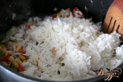 Добавить готовый холодный рис, соусы и жарить ещё 2 мин.Всё!!!