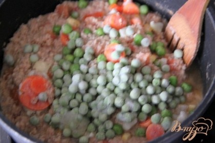 Добавить замороженные овощи: горошек, морковь (по желанию и по вкусу)