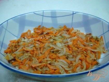 Лук и морковь жарим на растительном масле и укладываем в огнеупорную форму.