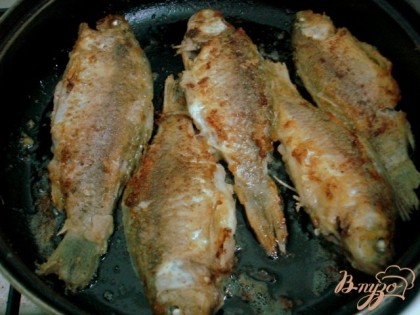 Рыбу обмакиваем в муке, жарим и укладываем на лук и морковь.