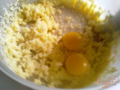 Взбиваем размягченное сливочное масло с сахаром, добавляем яйца