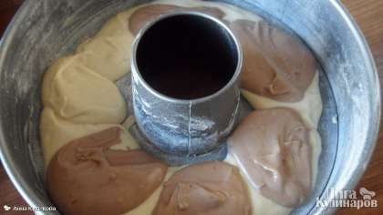 Форму для кекса смазываем сливочным маслом и присыпаем сахарной пудрой. Столовой ложкой попеременно накладываем обычное тесто и шоколадное