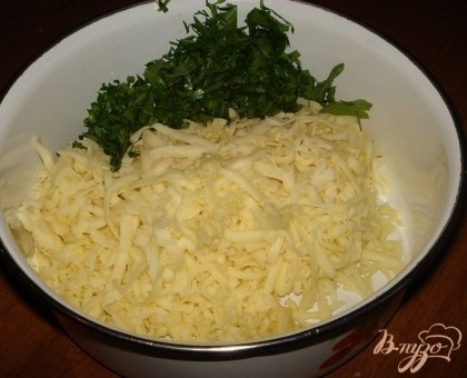 Сыр, чеснок натереть, зелень мелко порезать, перемешать.В отбитые грудки положить начинку  и завернуть в виде конверта.