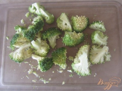 Каждое соцветие брокколи делим на 4 части и кладем в кастрюлю к остальным овощам. Солим по вкусу.