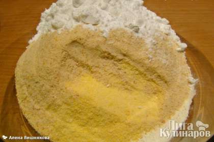 Смешаем сухие ингредиенты в миске: сахарную пудру, просеянную пшеничную муку, кукурузную муку и молотые сухари