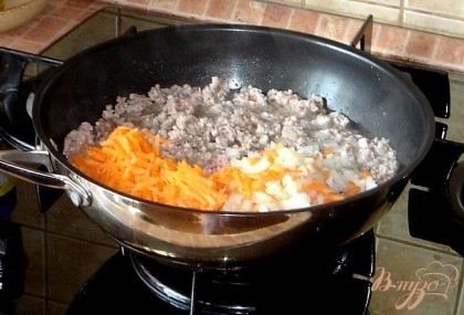 Фарш, рубленый лук,  тертую морковь обжарить .