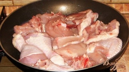 Разделать курицу на порционные куски и со всех сторон обжарить на масле.