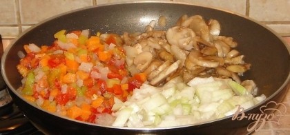 Вынув мясо, спассеровать в том же жире овощи, грибы и  мелко нарезанный лук. Добавить  томатную пасту, соль, перец по вкусу.