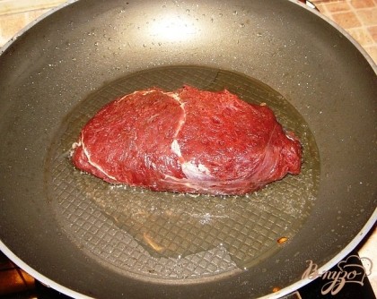 Завернуть мясо рулетом, чтобы весь фарш остался внутри. Обжарить до румяной корочки с двух сторон (начинать со стороны, где шов, швом вниз).