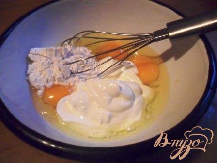 Для сметанной заливки смешать 3 яйца, сметану, ванильный сахар. 2 ст л муки и 25 г сахара.